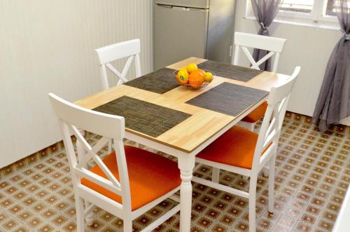 Red House Apartment - image 2