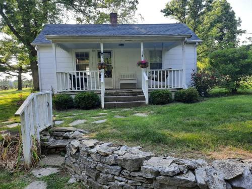 Charming Cottage on a City Farm! in Lexington, USA