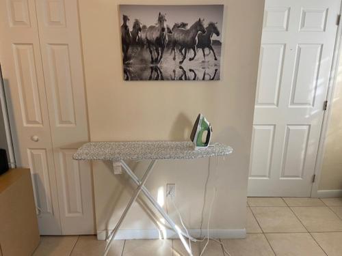 Private Room close to Miami Airport - Free parking - 01 photo