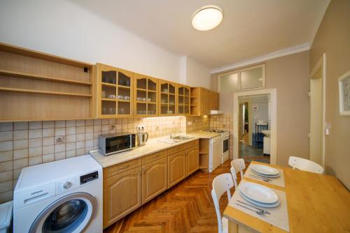 Old Town - 3 Bedroom 3 Bathroom & Kitchen Apartment Templova - image 2