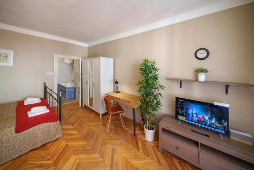 Old Town - 3 Bedroom 3 Bathroom & Kitchen Apartment Templova - image 3