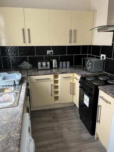 Milnrow Road - Spacious 3 bed house photo