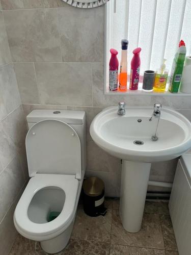 Milnrow Road - Spacious 3 bed house photo
