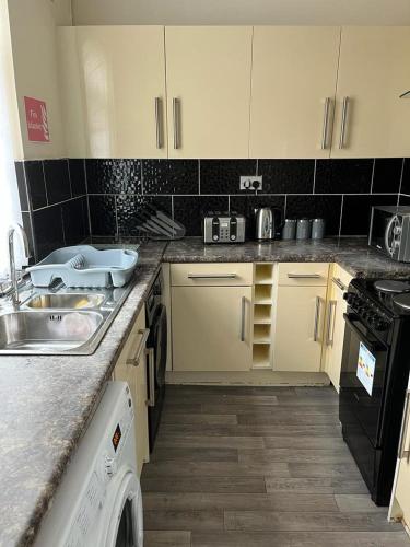 Milnrow Road - Spacious 3 bed house photo