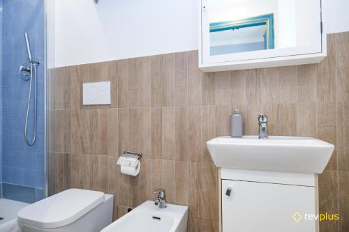 Lia Rooms - image 6