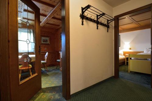 1 queen bed, 2 bunk beds