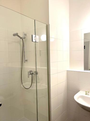 Dan In'n Out - image 7