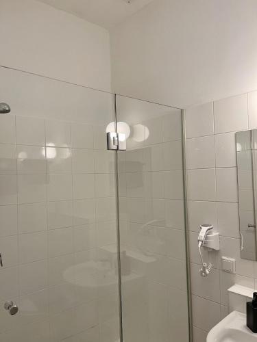 Dan In'n Out - image 3