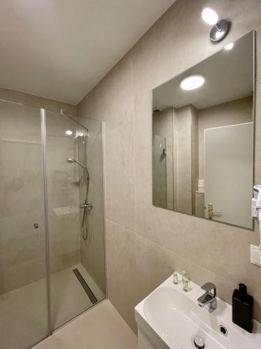 Dan In'n Out - image 5