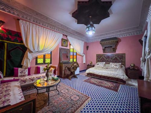 1 king bed, 3 twin beds