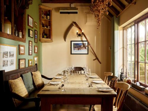 ห้องอาหาร, The Plough Inn in เฟเวอร์ชาม