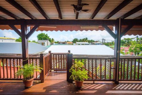 Chalet d'une chambre avec terrasse amenagee et wifi a Le Moule a 3 km de la plage