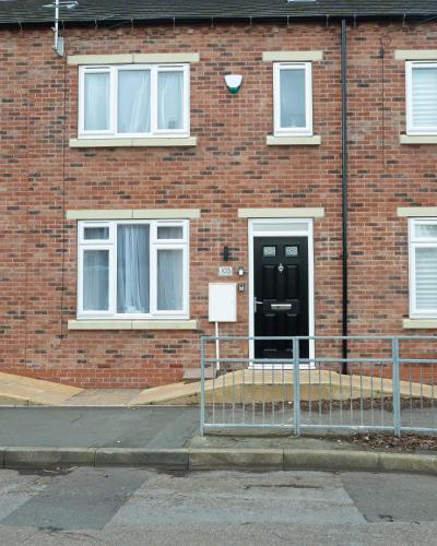 Entrada, Entire Modern Home with Private Parking for 6/8 Persons in Worksop