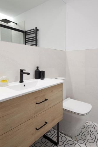 One-Bedroom Apartment image 3