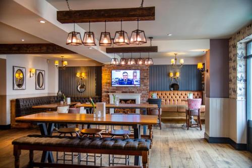The Greswolde Arms Hotel by Greene King Inns - image 5
