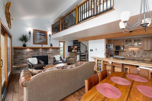 Four O Clock Lodge Condo Ski In Walk to Main Street and Lifts in Breckenridge, USA