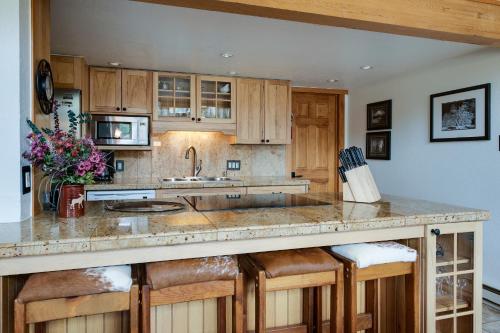 Four O Clock Lodge Condo Ski In Walk to Main Street and Lifts in Breckenridge, USA