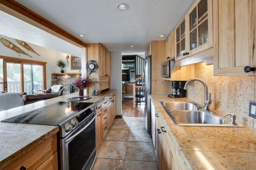 Four O Clock Lodge Condo Ski In Walk to Main Street and Lifts in Breckenridge, USA