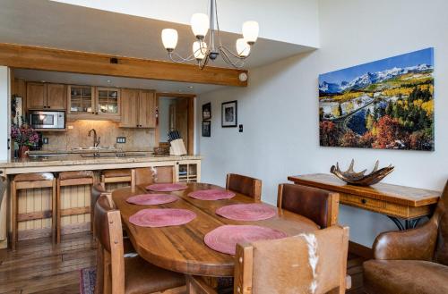 Four O Clock Lodge Condo Ski In Walk to Main Street and Lifts in Breckenridge, USA