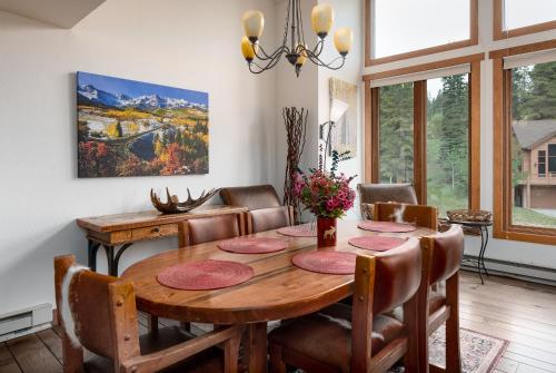 Four O Clock Lodge Condo Ski In Walk to Main Street and Lifts in Breckenridge, USA
