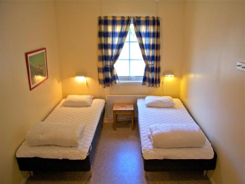 2 twin beds