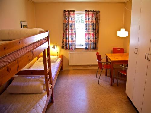 1 twin bed, 1 bunk bed