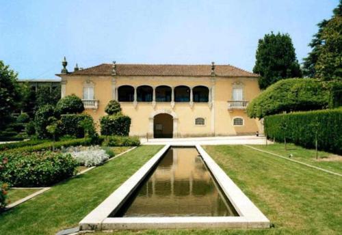 Casa das Vinhas Camelias de BastoTurismo Rural in เซโลริโก เด บาสโต