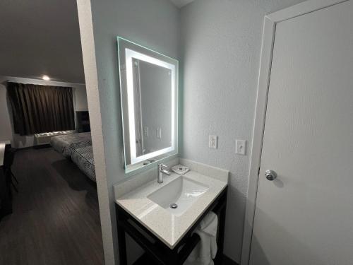 Motel 6-Altoona IA - Des Moines East - main image