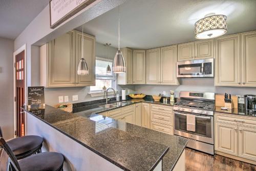 Cozy Duplex, Walk to Bentonville City Square! in Bentonville, USA