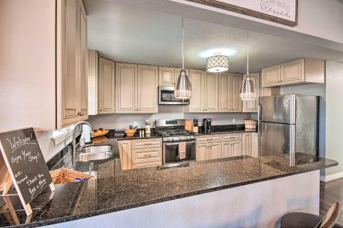 Cozy Duplex, Walk to Bentonville City Square! in Bentonville, USA