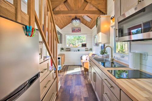 Shared Dock & Lake Access: Daingerfield Tiny Home in Pittsburg (TX)
