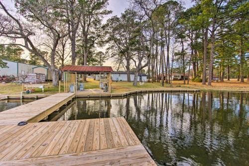 Shared Dock & Lake Access: Daingerfield Tiny Home in Pittsburg (TX)