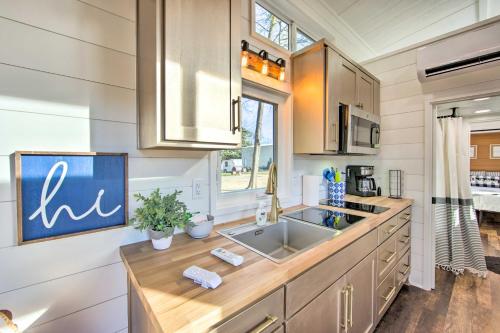Shared Dock & Lake Access: Daingerfield Tiny Home in Pittsburg (TX)
