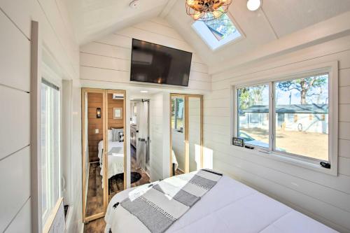 Shared Dock & Lake Access: Daingerfield Tiny Home in Pittsburg (TX)