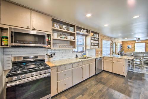 Lakefront Daingerfield Retreat w/ Shared Dock! in Pittsburg (TX)