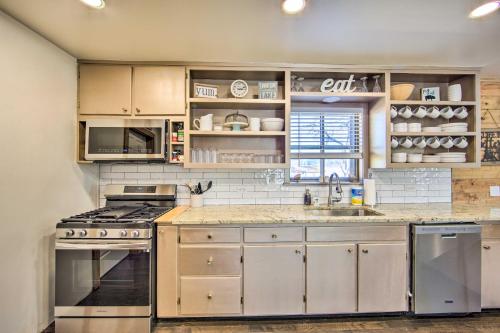 Lakefront Daingerfield Retreat w/ Shared Dock! in Pittsburg (TX)