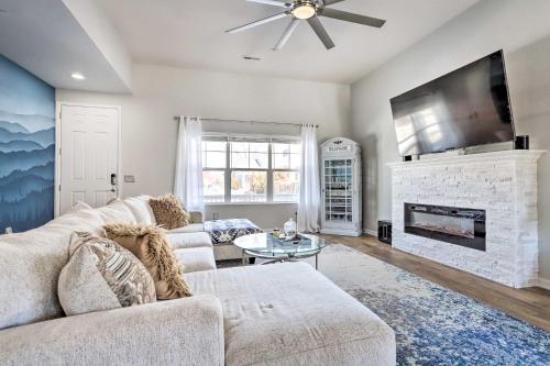 Modern-Chic Englewood Home with Yard and Office! in 恩格爾活