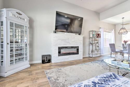 Modern-Chic Englewood Home with Yard and Office! in 恩格爾活