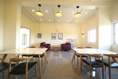 A2J Executive Studio Suite Near Enchanted Kingdom - Tap to explore photos