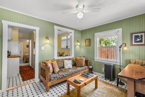 Charming 1923 Cottage at Erehwon Retreat in Tampa, USA