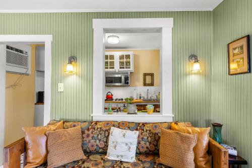 Charming 1923 Cottage at Erehwon Retreat in Tampa, USA