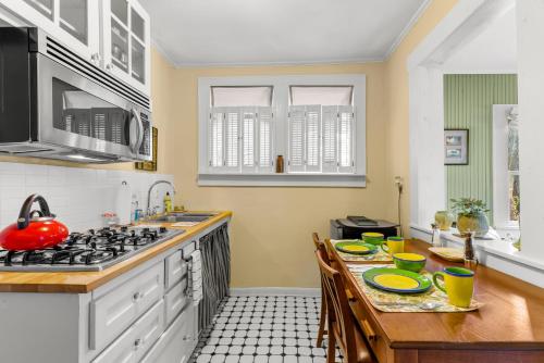 Charming 1923 Cottage at Erehwon Retreat in Tampa, USA