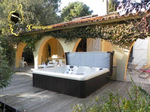 Villa ALZETU à 500m de la Mer de St Cyprien, JACUZZI 4/6 pers Keys Conciergerie in Corsica gîte à louer Marina Vizza