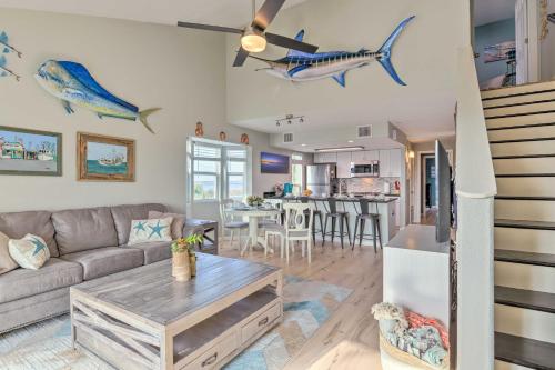 Beachy Rockport Condo with Pool and Fishing Pier! in 富爾頓