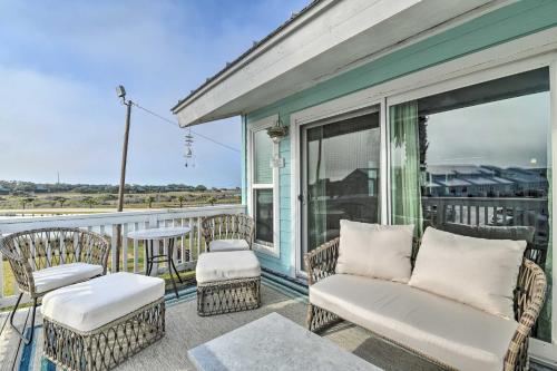 Beachy Rockport Condo with Pool and Fishing Pier! in 富爾頓