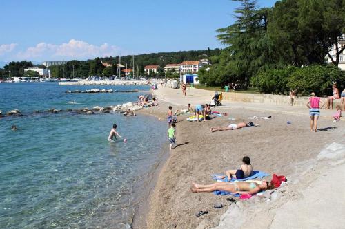 Strand, Apartments with a parking space Malinska (Krk) - 5289 in Radići