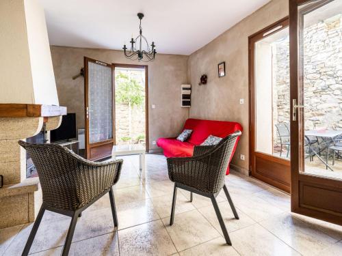 Holiday Home in Minerve with Private Courtyard