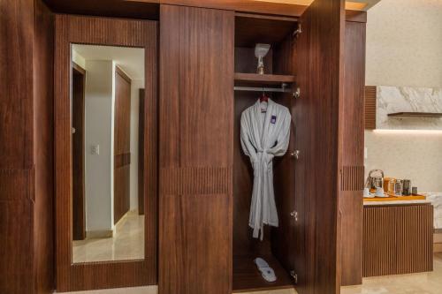 Camino Real Club King image 1