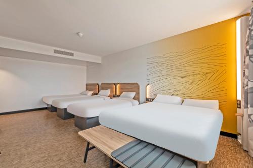 1 king bed, 3 twin beds