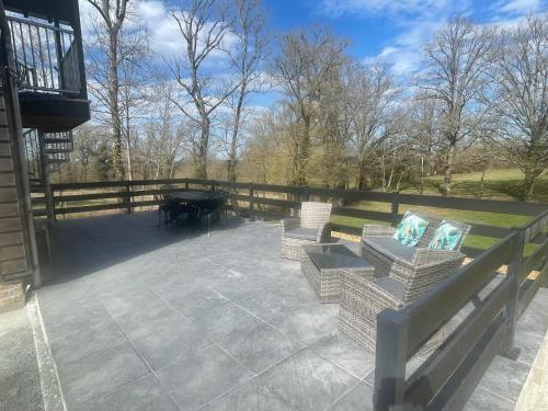 Balcony/terrace, The Sans Souci Estate - The Chalet Studio Apartment, Adults Only in Saint-Dizier-les-Domaines
